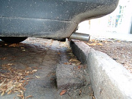 Trottoirkante /
                        Bordstein nahe Auspuff: Trottoirkanten k�nnen
                        beim R�ckw�rtseinparken die Auspuffanlage
                        besch�digen. Abgesenkte Trottoirkanten lassen
                        diese Gefahr verschwinden.
