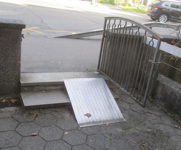 Z�rich Bucheggplatz: Mit Rampe aus
                          geriffeltem Metall Treppenstufen �berwinden