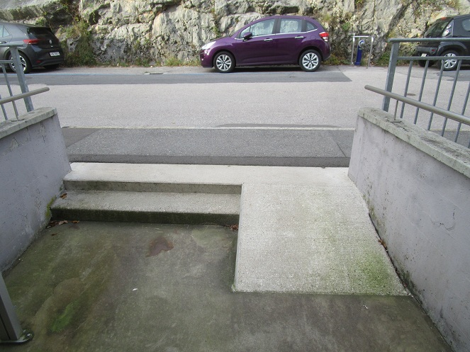 Neuenburg
                          Rue de l'Or�e: Mit Rampe aus Beton
                          Treppenstufen �berwinden