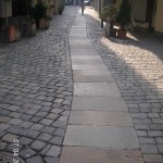 Notl�sung gegen Scheiss-Pflastersteine: Im
                        Lechviertel in Augsburg wurden Granitplatten f�r
                        eine "bessere Gehfreundlichkeit"
                        gelegt.