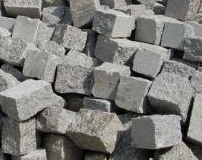 Scheiss-Pflastersteine, z.B. in Grau.
                        Demonstranten finden Pflastersteine gut, um
                        diese gegen die Polizei zu werfen...