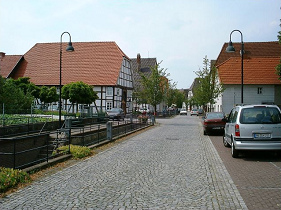 Ein Horror f�r Fussg�nger,
                          Rollstuhlfahrer und Kinder: die
                          Pflastersteinstrasse Vielser Strasse in
                          Salzkotten