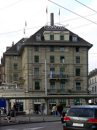 Pfosten mit Ketten, z.B. am Central in
                          Z�rich, sind absolut untauglich, weil der
                          Blindenstock die Ketten nicht erkennt und so
                          die Blinden und Sehbehinderten in die Ketten
                          laufen