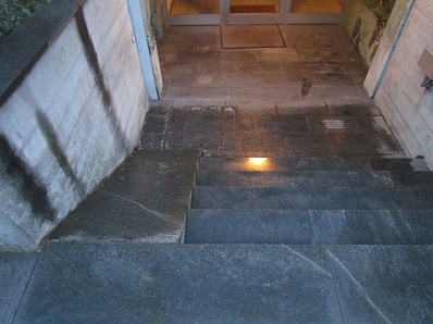 Narrensichere Massnahme: Basel 2023: Veloschiene
an einer kleinen Treppe Narrensichere Massnahme:
Basel 2023: Veloschiene an einer kleinen Treppe