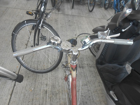 Da hat jemand 3 Veloglocken /
                Fahrradklingeln am Lenker 01