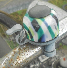 Vielfarbige Veloglocke / Fahrradklingel in
Schwarz-Grün-Weiss 02 Vielfarbige Veloglocke /
Fahrradklingel in Schwarz-Grün-Weiss 02