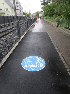 Fussg�nger-Veloweg Signalisation In
                    Therwil mahnt ein Signet mit blauem Herz am Boden
                    zur R�cksicht