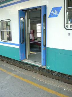Niedriger Einstieg ohne Treppenstufe bei den
                      Regionalz�gen der italienischen Staatsbahnen, Foto
                      2003 aus Brescia