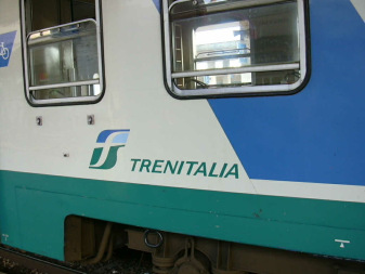 Signet "Trenitalia" auf dem
                      Regionalzug der italienischen Staatsbahnen