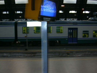 Niedriger Einstig ohne Treppenstufen bei
                      Regionalzug der italienischen Staatsbahnen, Foto
                      2003 aus dem Hauptbahnhof Mailand