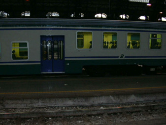 Niedriger Einstig ohne Treppenstufen bei
                      Regionalzug der italienischen Staatsbahnen, Foto
                      2003 aus dem Hauptbahnhof Mailand