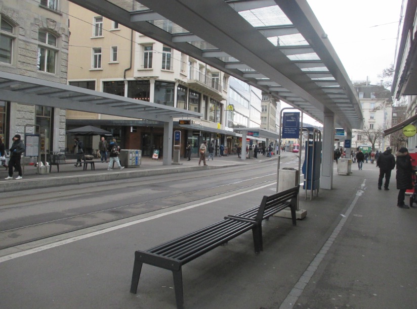 Tramstation mit lichtdurchlässigem Dach,
z.B. die Station Stauffacher in Zürich, 8.1.2022 Tramstation mit lichtdurchlässigem Dach, z.B.
die Station Stauffacher in Zürich, 8.1.2022