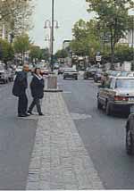 Mittelstreifen mit Hindernissen erm�glicht
                      �berall Querverkehr, Beispiel Hennef