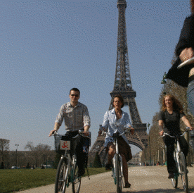 VelofahrerInnen mit Eiffelturm