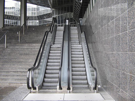 Rolltreppen
              in Wien am Franz-Josefs-Bahnhof. Rampe w�re viel besser.