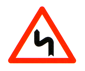 Verkehrszeichen: Gefahrsignal Achtung Kurven,
                      beginnend mit Linkskurve