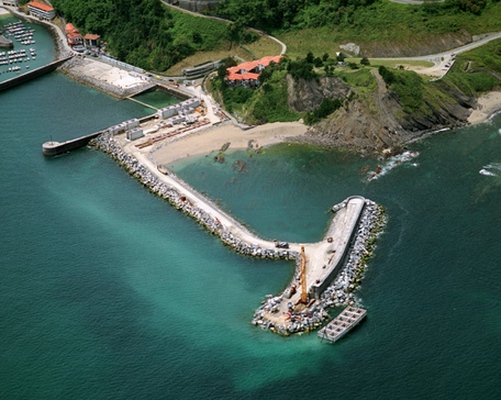 Bau des
                        grossen Deichs, und Luftdruckkammern sind zum
                        Teil schon gesetzt, Luftaufnahme