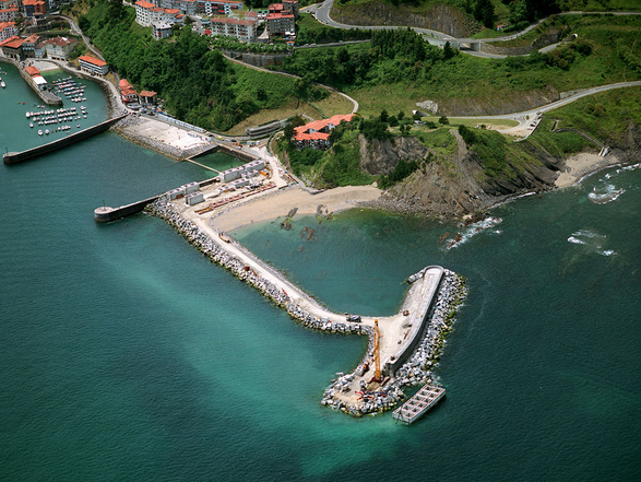 Der Bau
                        des Wellenkraftwerks von Mutriku, Sicht auf die
                        vollendeten Wellen-Luftdruckkammern,
                        Luftaufnahme