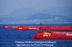 Wellenkraftwerk mit drei Pelamis
                                (Wellenschlange) bei Agu�adoura in
                                Nord-Portugal, mit portugiesischer
                                Flagge