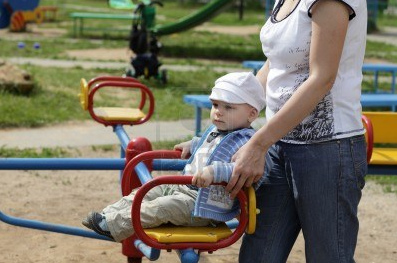 Mother
                                            with child 01 at a
                                            roundabout, stockfoto