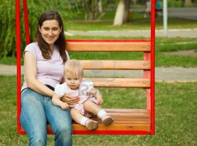 Mother
                                            with a child 02 on a swing,
                                            stockfoto