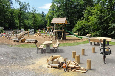 Bolardos de asiento 02
                            preparados para un parque infantil en el
                            Uetliberg ("monte Uetli") en la
                            regi�n de Zurich