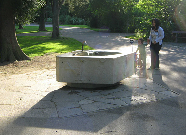 Aguas 03: un pozo en el
                            Sch�tzenmattpark ("parque del prado del
                            tirador") cerca del parque infantil en
                            el parque, Basilea