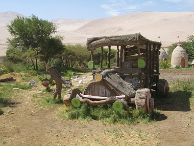 Fantas�a 03: un auto /
                            coche / carro de juego en el parque infantil
                            de la granja de Hari Krishna "Eco
                            Truly" en el valle Lluta cerca de Arica
                            en Chile