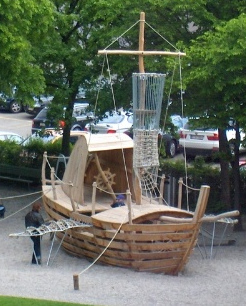 Fantas�a 04: un barco
                            volante con alas en el parque infantil de
                            Zurich Wiedikon