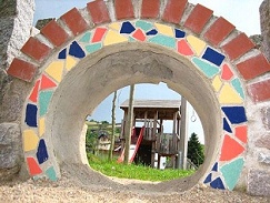 Abrigo 02 con un t�nel de mosaico en
                              Oberharmersbach, BW, en Alemania