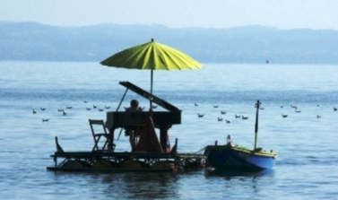 Balsa 03 en el lago de
Zurich con la inspiración de un piano de
concierto, Roman Rutishauser Balsa 03 en el lago de Zurich con la
inspiración de un piano de concierto, Roman
Rutishauser