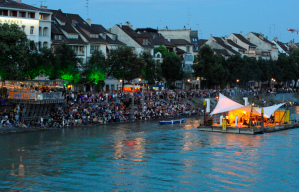 Balsa 06 como balsa de cultura con
eventos de música en el río Reno en Basilea Balsa 06 como balsa de cultura con
eventos de música en el río Reno en Basilea