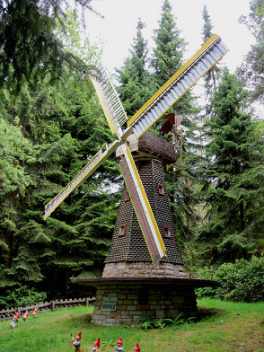 Bosque de cuentos en Ibbenbueren 09,
un molino de viento Bosque de cuentos en
Ibbenbueren 09, un molino de viento
