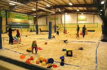 Caj�n de arena en la
                            casa 01 en una sala de voleibol de playa en
                            Seattle en los "EUA" criminales
                            con sus guerras sin fin
