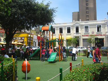 Parque
                                        infantil con un castillo
                                        infantil y con un c�sped
                                        artificial 01 en el parque
                                        Kennedy en Lima-Miraflores
                                        (instalado en 2010 apr.)