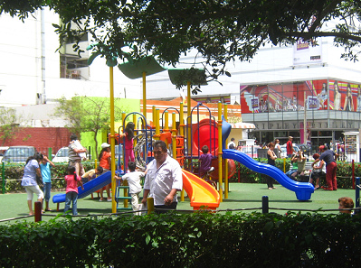 Parque infantil con un
                                            castillo infantil y con un
                                            c�sped artificial 02 en el
                                            parque Kennedy en
                                            Lima-Miraflores (instalado
                                            en 2010 apr.)