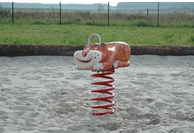 Balanc�n
                                          de muelle bello 01 mostrando
                                          un perro, Ruednitz cerca de
                                          Berl�n, Alemania