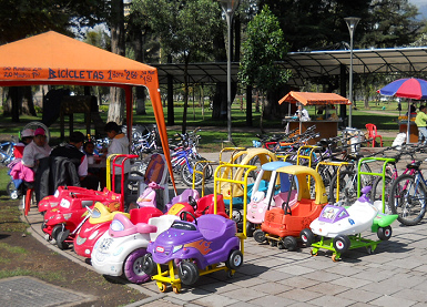 Coche para alquilar
                                            para ni�os de 2-5 a�os 03,
                                            parque Ejido en Quito,
                                            Ecuador
