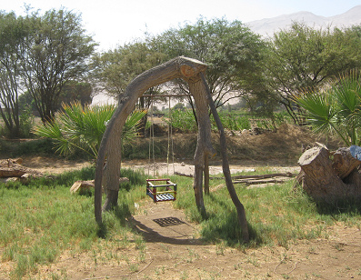 Columpio de bebe en
                                            madera en la granja de Hari
                                            Krishna "Eco
                                            Truly" en el valle
                                            Lluta cerca de Arica en
                                            Chile