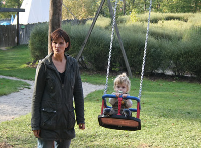 Columpio de bebe con la
                                            madre y el ni�o en un parque
                                            infantil de aventuras en
                                            Waidhofen, Austria