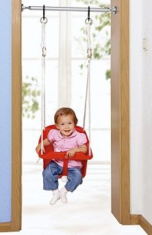 Columpio
                                          de bebe adaptable instalado en
                                          un marco, empresa Hudora,
                                          Suiza