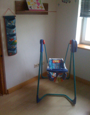 Columpio
                                          de bebe en un armaz�n
                                          met�lico, empresa Graco