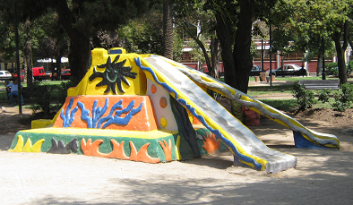 Tobog�n en la forma de un pir�mide,
                                plaza Brasil en Santiago de Chile, vista
                                semi frontal