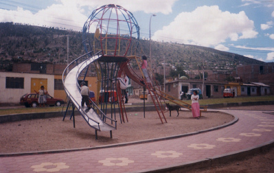 Tobog�n doble en la forma de una
                                escultura de globo multicolor 01,
                                Ayacucho, Avenida Prolongaci�n de la
                                Libertad, Per�