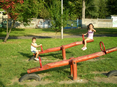 Balanc�n 05 con neum�ticos en el
                                  suelo, Ozd, Hungria