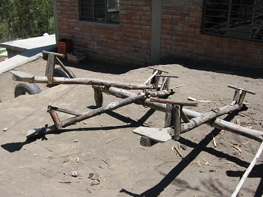 Balancines en madera sin
                                  amortiguaciones de caucho, uno est�
                                  rompida, en la escuela Kitawa en
                                  Salasaca en Ecuador