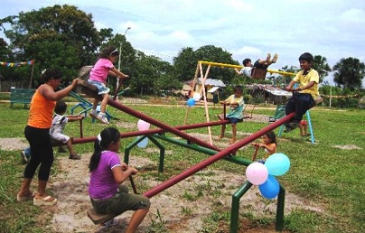 Balancines sin amortiguaciones de
                                  caucho en la localidad de Nuevo San
                                  Pedro en la jungla peruana, provincia
                                  Uyacal�, Per�
