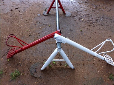 Ese balanc�n en
                                metal fue destruida (probablemente por
                                vandalismo de adultos sin cerebros), en
                                Paraguari, Paraguay