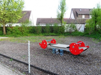 Balanc�n grande en muelles
                                el�sticos en Muehlacker-Enzberg, BW,
                                Alemania del Sur