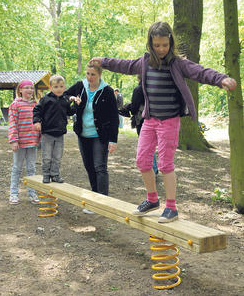 Viga / madero
                                temblando con muelles el�sticos en
                                Parensen, regi�n de Goettingen,
                                Alemania